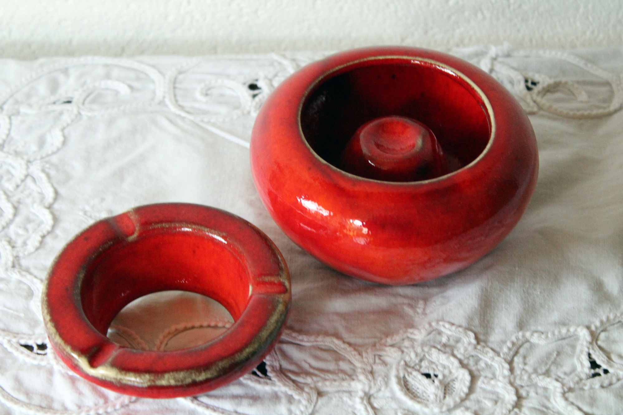 roter Aschenbecher getöpfert Sturmaschenbecher aus Keramik