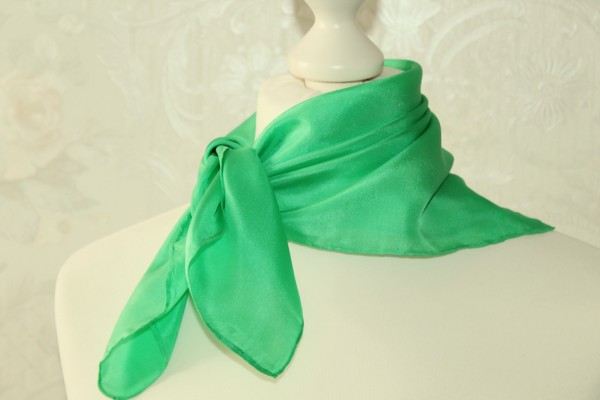kleines grünes Seidentuch Nickituch Tuch aus Seide