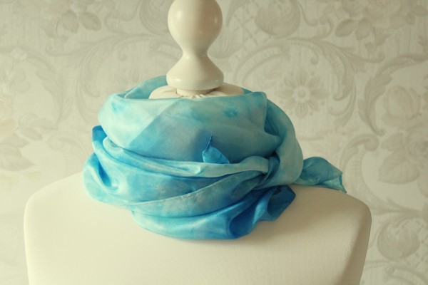 Seidentuch hellblau Tuch aus Seide Farbgeflüster Handarbeit