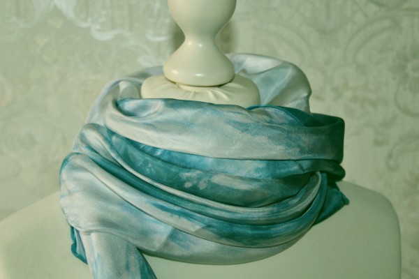 Tuch oder Schal aus Seide Farbgeflüster türkis blau