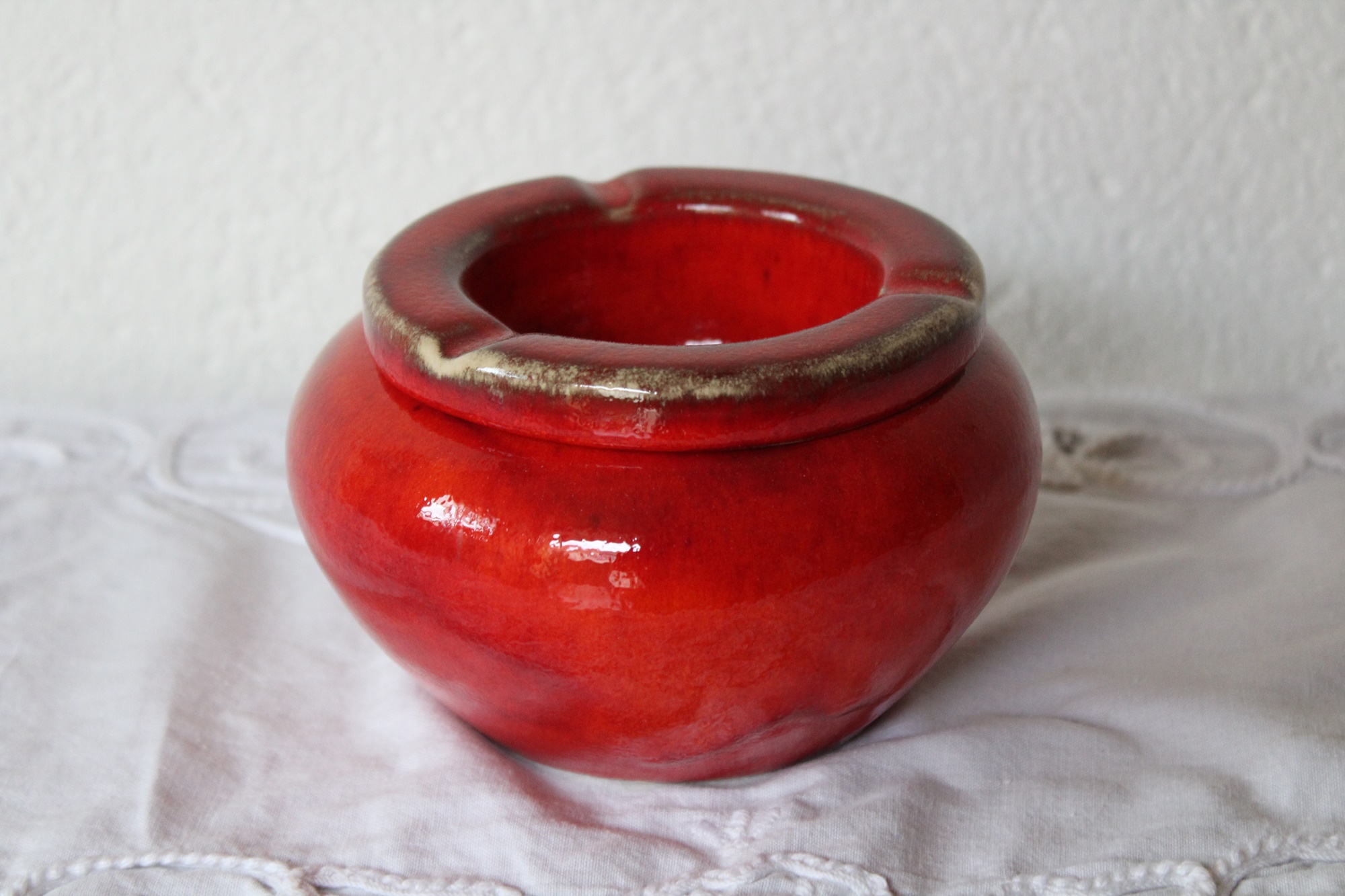 https://www.kyffairtrieb.de/media/image/da/18/ac/roter-aschenbecher-getopfert-sturmaschenbecher-aus-keramik-79rot.jpg